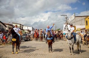 Otto Alencar é homenageado por centenas de vaqueiros