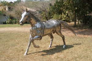 Artista Plástico fez cavalo de aço!