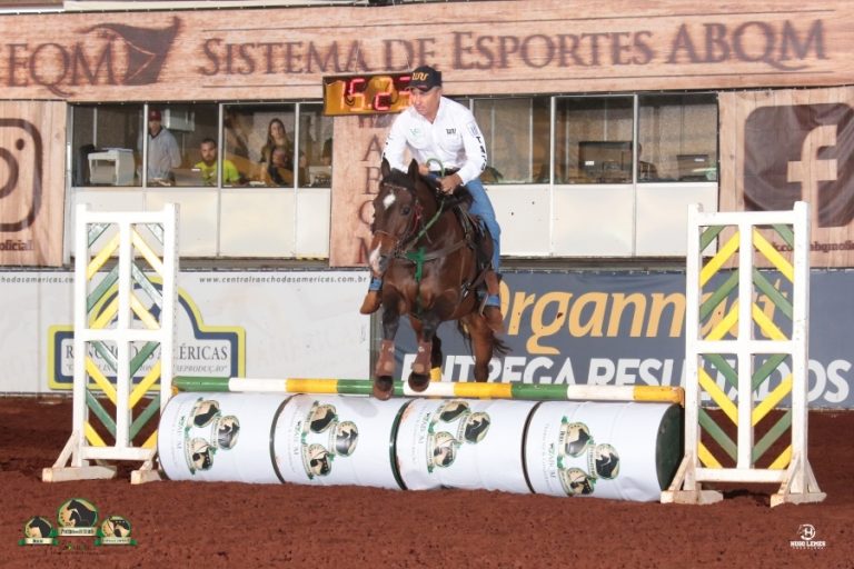 Tradições gaúchas e cowboys no Laço Comprido da ABQM
