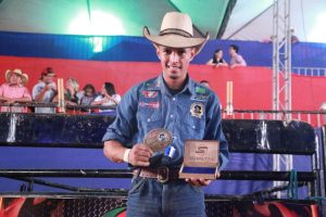 Jovem goiano ganhou um carro zero  em Araguapaz