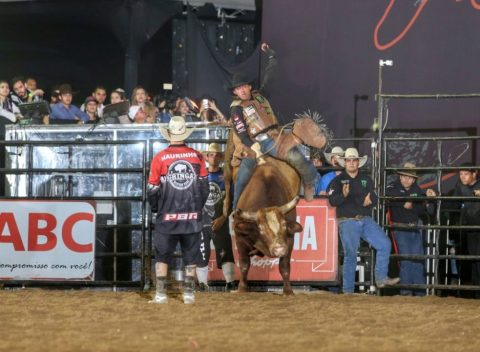 Lucas Divino vence etapa final da PBR Austrália em Townsville