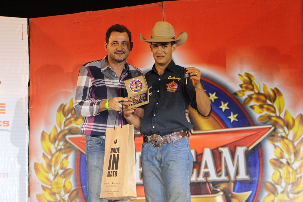 Prefeito de Costa Rica, Waldeli dos Santos Rosa, entrega chave do carro ao campeão Guilherme Dias Prado.  Foto: Divulgação