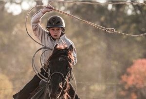 Devo usar capacete em modalidades equestres?