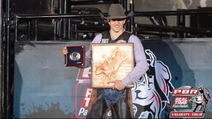 Dener Barbosa começa nova temporada da PBR com vitória