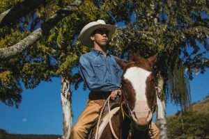 Antonio Moraes segue carreira na música e não abre mão dos cavalos