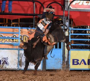 Pé quebrado, vitórias, sonhos e recomeços contam a história desse cowboy