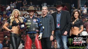 Cody Nance superou o touro campeão mundial para vencer em Anaheim