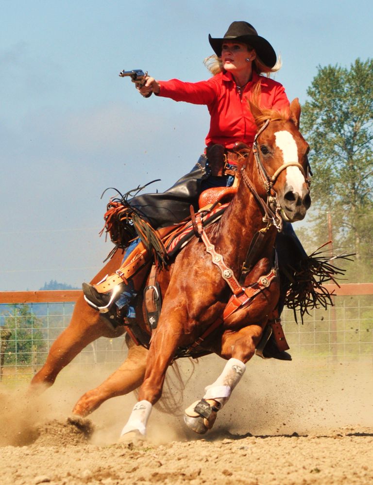 Um cowboy a cavalo está andando em um rodeio.