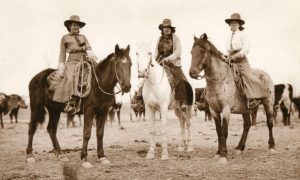 A evolução das roupas das cowgirls ao longo dos anos