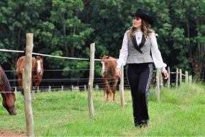 Raio-X da Cowgirl Camila Quirino