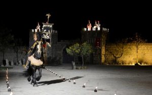 Cavalos atuam em cenas do espetáculo Paixão de Cristo