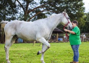 Paratleta de Três Tambores compete com cavalo que também é cego