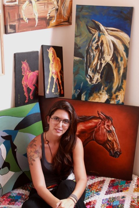 A mineira Raquel Fernandes pinta cavalos desde que se entende por gente
