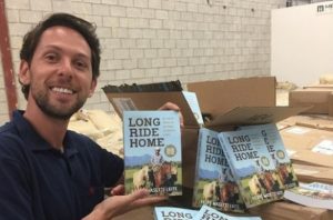 ‘Long Ride Home’ é o título em inglês de ‘Cavaleiro das Américas’