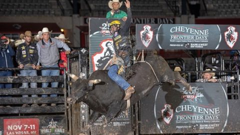 Silvano Alves venceu rodeio válido pela PBR no Cheyenne Frontier Days