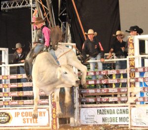 Competidor que perdeu pai na infância e irmão ganhou vaga pra Barretos