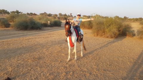Brasileira vai à Índia conhecer e cavalgar no cavalo Marwari