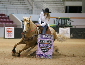 Jovem estrela dos Três Tambores conta como viver entre escola e rodeio
