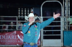 Almir Cambra, o locutor mais técnico do rodeio brasileiro