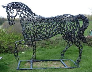 Cavalos feitos de ferraduras que decoram e encantam