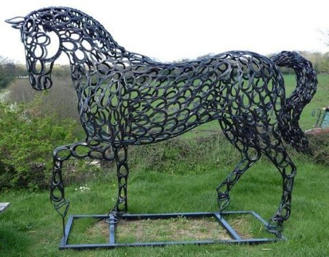Cavalos feitos de ferraduras que decoram e encantam