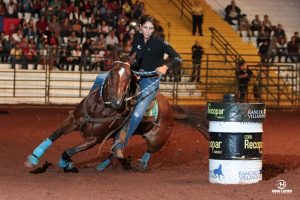 Kelly Andreazzi está vivendo o seu sonho de trabalhar com cavalos