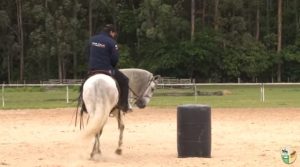 Como começar exercícios laterais usando o tambor