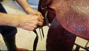 Como limpar sua sela e verificar se há desgaste