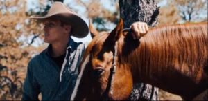 O astro do Laço, Tuf Cooper, estrela videoclipe de cantor country