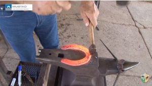 Ferradura para cavalo que arrasta a ponta do casco