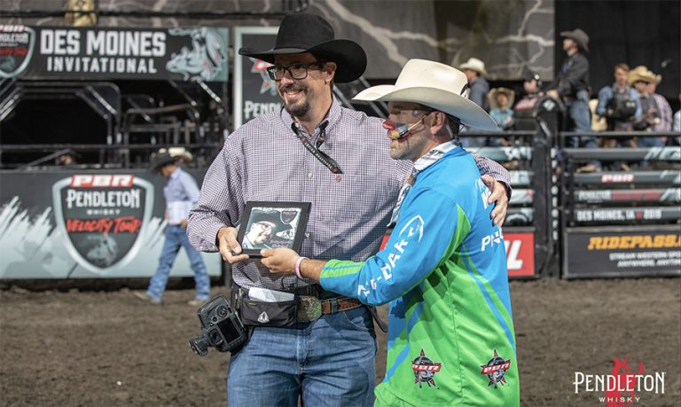 Fotógrafo brasileiro em alta nos rodeios da PBR nos Estados Unidos