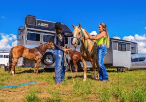 Mãe e filha compartilhando paixão por cavalos e esportes equestres