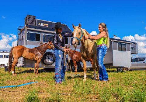 Mãe e filha compartilhando paixão por cavalos e esportes equestres