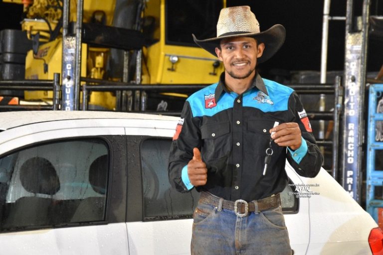 Hudson Fernandes campeão do Rodeio de Palmital com muita emoção