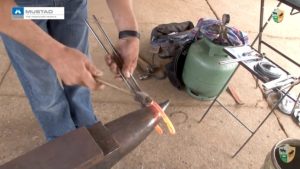 Modificar a ferradura de mão para pé e de pé para mão