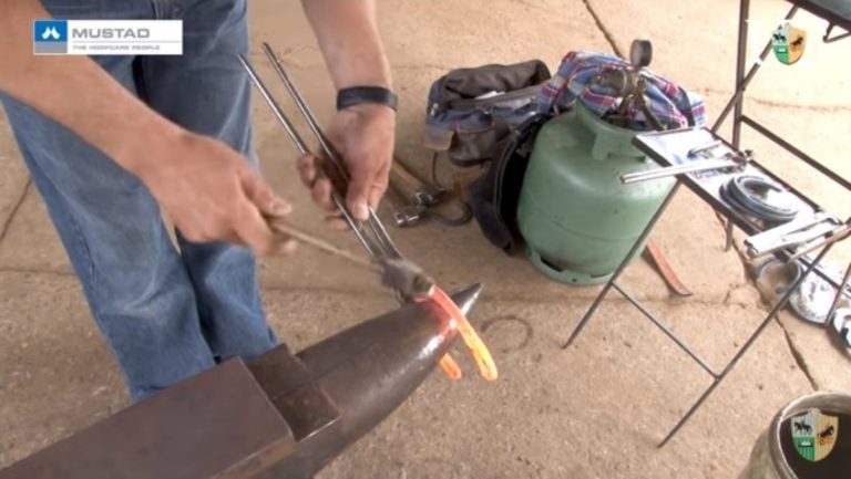 Modificar a ferradura de mão para pé e de pé para mão