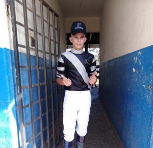 Jóquei tem sonho cancelado após queda de cavalo