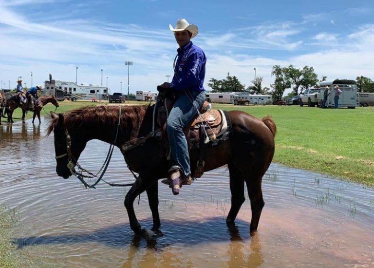 Marcos Alan Costa foi campeão do rodeio de Ponca City pela PRCA