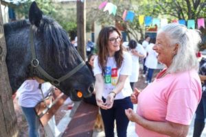 Visita de cães e cavalo anima domingo de moradores de lar para idosos