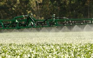 Governo libera registro produtos, mas impõe restrições a novos defensivos