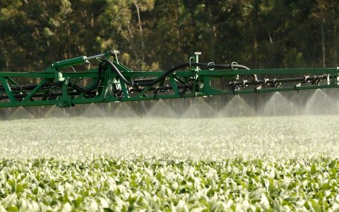 Governo libera registro produtos, mas impõe restrições a novos defensivos