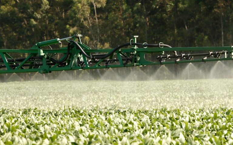 Governo libera registro produtos, mas impõe restrições a novos defensivos