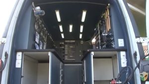 Por dentro da van adaptada para os ferradores