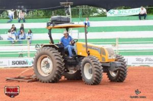 Uma missão: preparar pista para a prova de Três Tambores em rodeios