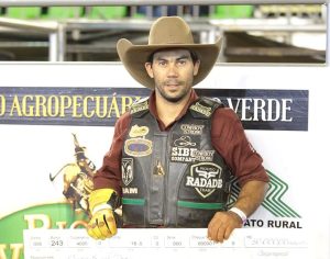 Francis Dezembro realizou sonho de ser campeão do rodeio de Rio Verde