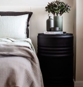 Barril de tambor se transforma em mesa lateral moderna e cheia de estilo