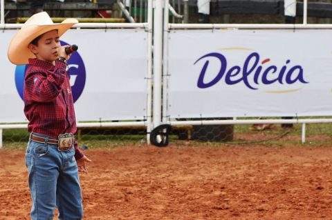 Barretos: menino de 11 anos dá um show narrando montarias em carneiros