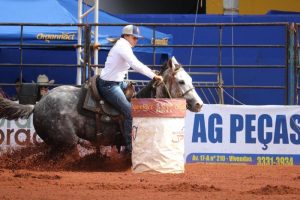 Ser competidora e treinadora são especialidades de Kelly Caroline