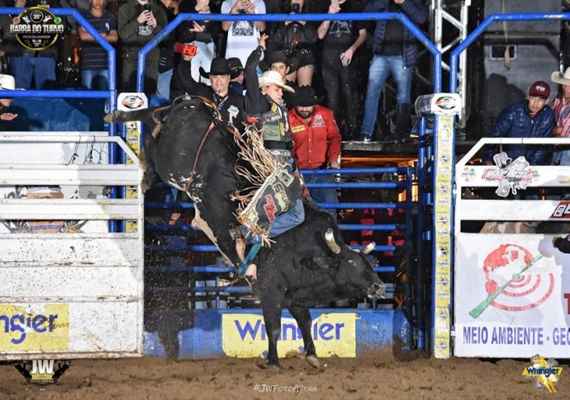 Paulistas foram os campeões rodeio na 51ª Festa Peão de