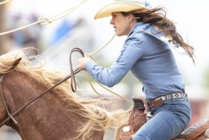 Nellie Miller mandando bem também no Breakaway Roping